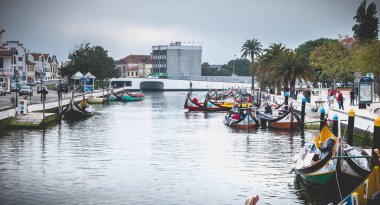 Aveiro, Portekiz - 7 Mayıs 2018: ünlü Moliceiros dock manzaraya, yosun bir kez ve şimdi hasat için kullanılan geleneksel tekneler şehir kanallar turistlere Ulaştırma