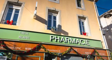 Marseillan, Fransa - 30 Aralık 2018: açık bir kış gününde şehir merkezinde bir eczane
