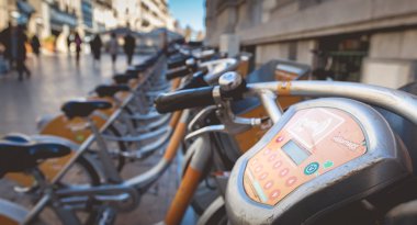 Montpellier, Fransa - 2 Ocak 2019: Velomagg Bisiklet Kiralama Montpellier için şehir bisiklet paylaşımı. Bisiklet paylaşım popüler şehir ulaşım olduğunu