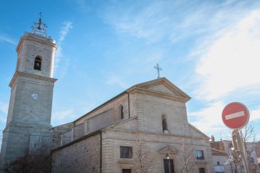 Marseillan, Fransa - 30 Aralık 2018: Saint John Baptist Kilisesi bir kış gününde tarihi şehir merkezinde mimari detay