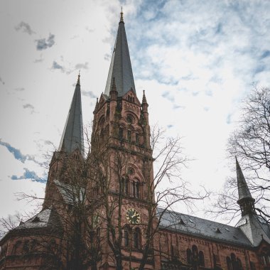Bir Freiburg im Breisgau, Almanya - 31 Aralık 2017: mimari detay Johanneskirche Katolik Kilisesi bir kış gününde