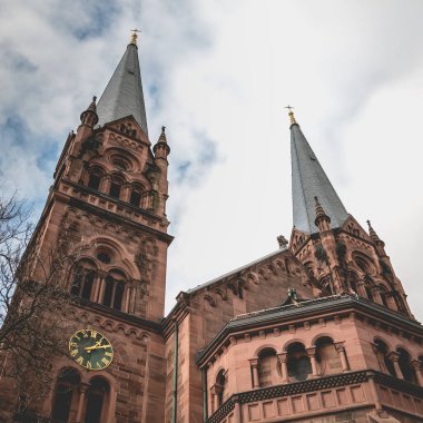 Bir Freiburg im Breisgau, Almanya - 31 Aralık 2017: mimari detay Johanneskirche Katolik Kilisesi bir kış gününde