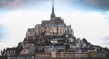 Mont Saint Michel, Fransa - 23 Eylül 2015: mimari detay kayalık adanın bir kış gününde Mont Saint-Michel Manastırı standları