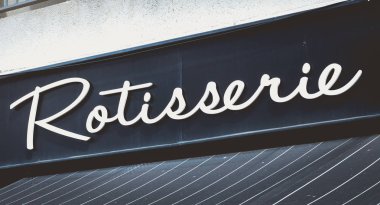 Noirmoutier, Fransa - 3 Temmuz 2017: bir yaz gününde şehir merkezinde bir et lokantası pencerenin