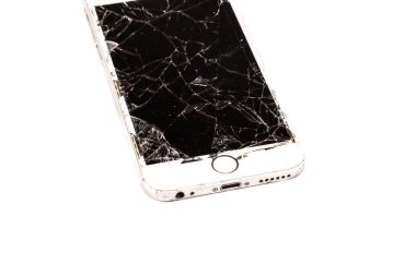 Paris, Fransa - 26 Ağustos 2017: üzerinde bir arka plan ile beyaz iphone 6s olan ekran kırık bir şiddet yıkılmasından sonra Apple Inc. şirketi tarafından geliştirilen