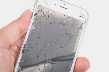 Paris, Fransa - 26 Ağustos 2017: Bir adam elinde bir iphone Apple Inc.'olan ekran şiddet düşme sonucu bozuldu 6s tutuyor.