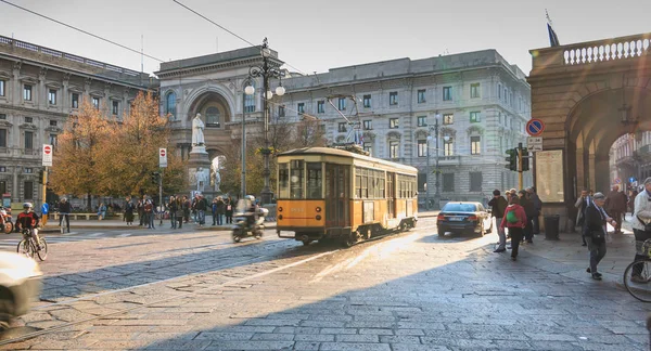 Milan, İtalya - 3 Kasım 2017: Belediye Binası önünde bir sonbahar gününde rulo tipik Elektrik Tramvay