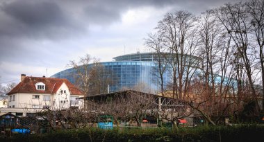 Strasbourg, Fransa - 28 Aralık 2017: Ev Konut arkasında bir kış gününde Avrupa Parlamentosu