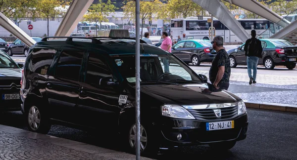 Lisbona Portogallo Maggio 2018 Autovetture Taxi Parcheggiate Fronte Alla Stazione — Foto Stock