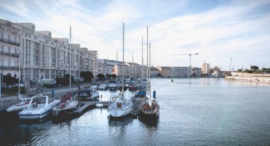 Sete, Fransa - 4 Ocak 2019: görünüm zevk tekneler bir kış gününde nereye park şehir merkezinde Marina