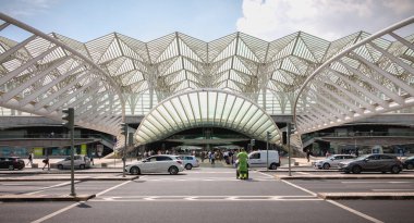 Lisbon, Portekiz - 7 Mayıs 2018: Mimari detay ve Lizbon Oriente önünde sokak atmosfer bir bahar gününde Tren İstasyonu