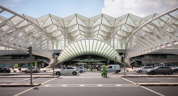 Lisbon, Portekiz - 7 Mayıs 2018: Mimari detay ve Lizbon Oriente önünde sokak atmosfer bir bahar gününde Tren İstasyonu