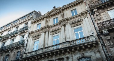 Sete, Fransa - 4 Ocak 2019: eski bir kış gününde tarihi şehir merkezinden tipik Bina mimari detay