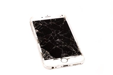 Paris, Fransa - 26 Ağustos 2017: üzerinde bir arka plan ile beyaz iphone 6s olan ekran kırık bir şiddet yıkılmasından sonra Apple Inc. şirketi tarafından geliştirilen