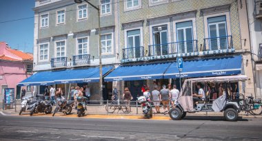 Lisbon, Portekiz - 7 Mayıs 2018: ünlü fırın Pasteis Pastel de Nata bir bahar gün satın almak Belem önünde queuing insanlar