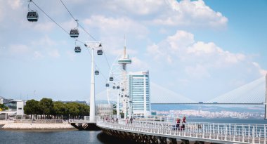 Lisbon, Portekiz - 7 Mayıs 2018: Telecabine Lisboa Milletler Park (Parque das Nacoes). Teleferik Lizbon modern bölgesi bir bahar gününde Tagus Nehri üzerinde