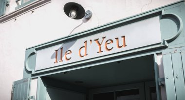 tipik ev mimarisi ayrıntılı olarak Yeu olduğu bir alışveriş caddesi