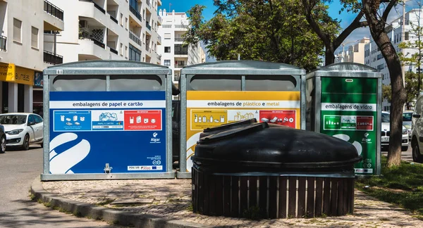 Δοχείο των δημόσιων απορριμμάτων για ανακύκλωση στο κέντρο της πόλης του — Φωτογραφία Αρχείου