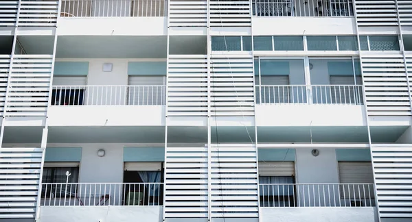 Detalhe da arquitetura de um típico edifício da Cidade Nova em quarteira , — Fotografia de Stock