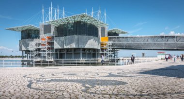 Lisbon Oceanarium yanında yürüyen insanlar