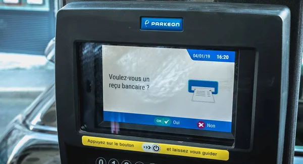 Voulez-vous un reçu bancaire écrit en français sur un ticket de stationnement — Photo