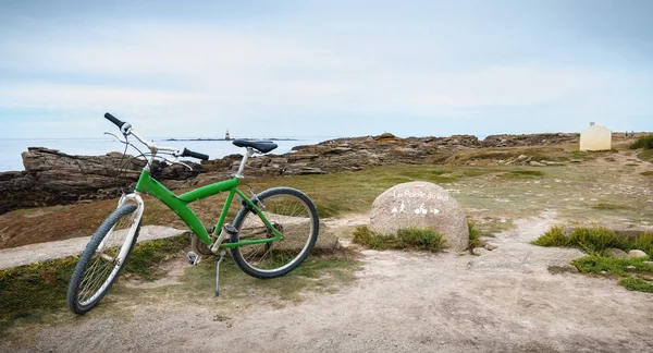 Bicicleta verde en la costa del mar en la isla de Yeu — Foto de Stock