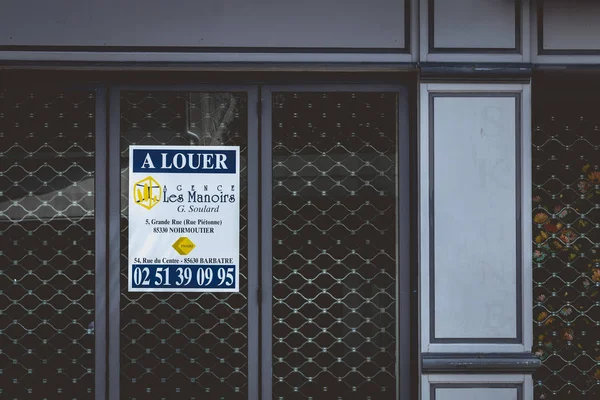 En alquiler escrito en francés en una picadura de panel en Noirmoutier, Fran — Foto de Stock
