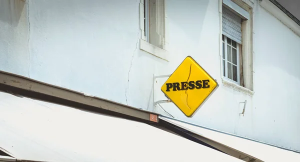 Cartel de prensa en la fachada de una tienda en Noirmoutier, Francia — Foto de Stock