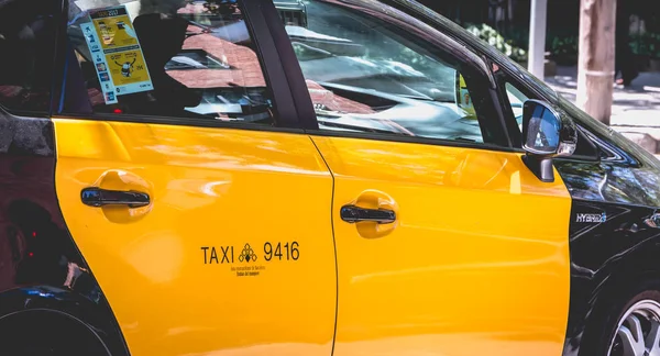 Vértes egy spanyol taxi autót, Barcelona, Spanyolország — Stock Fotó