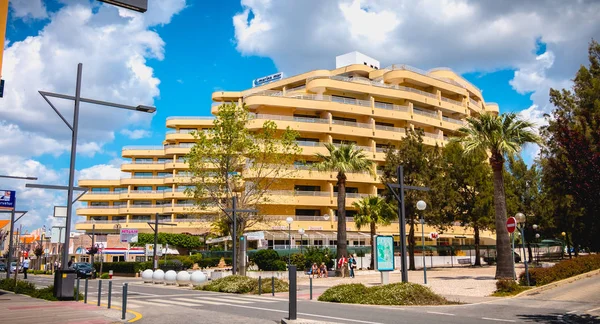 Facade of a luxury tourist building in vilamoura, portugal — Stock Photo, Image