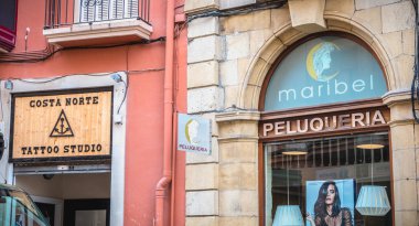 Irun, İspanya bir küçük şehir deposunun cephe