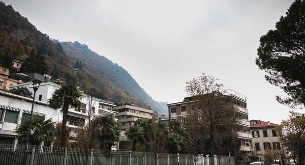 Edifício pendurado na colina em torno do Lago de Como, Itália — Fotografia de Stock