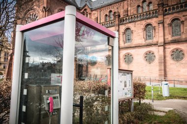 Almanya, Freiburg im Breisgau 'daki Deutsche Telekom telefon kulübesi