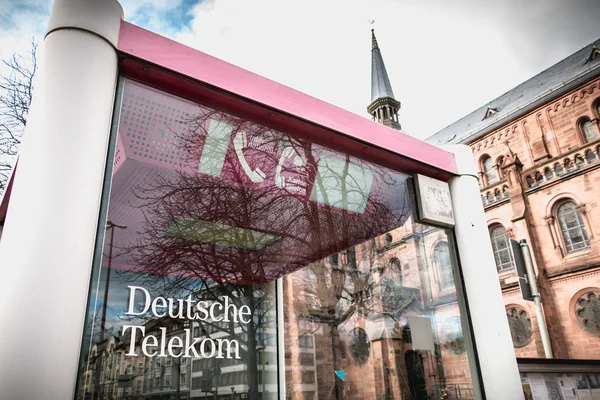 Cabina telefónica Deutsche Telekom en Friburgo de Brisgovia, Alemania — Foto de Stock