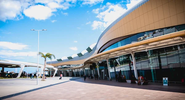 Buitenkant van de internationale luchthaven van Faro, waar passagiers — Stockfoto