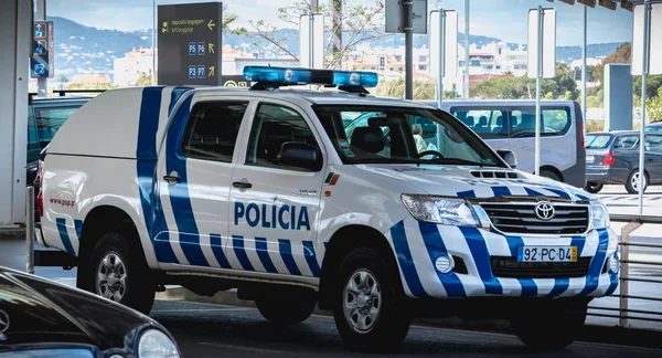 Portugisiska polisbilen parkerad framför Faro International Airp — Stockfoto