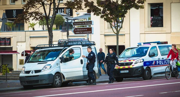 Control policial francés en el centro de Versalles, Francia — Foto de Stock