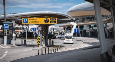 Yolcuların bulunduğu Faro Uluslararası Havaalanı'nın dış görünümü