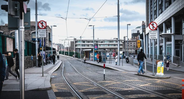 Pasajeros esperando un tranvía eléctrico en Dublín, Irlanda — Foto de Stock