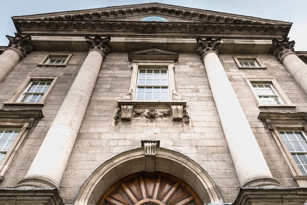 Detalle de la arquitectura del Trinity College en Dublín, Irlanda — Foto de Stock