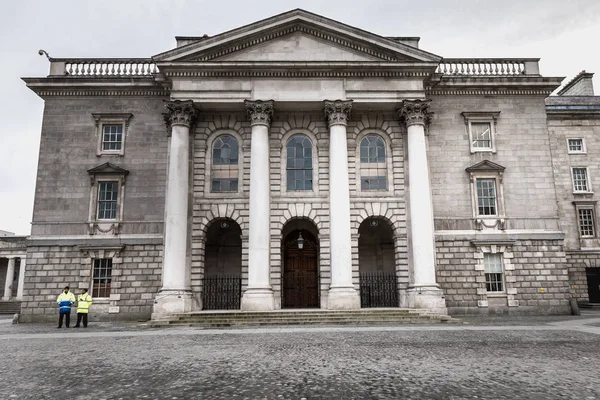 Detalle de la arquitectura del Trinity College en Dublín, Irlanda — Foto de Stock