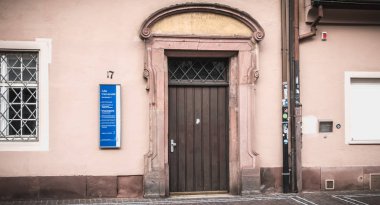Freiburg im Breisgau Uniseum City Üniversitesi Müzesi önünde