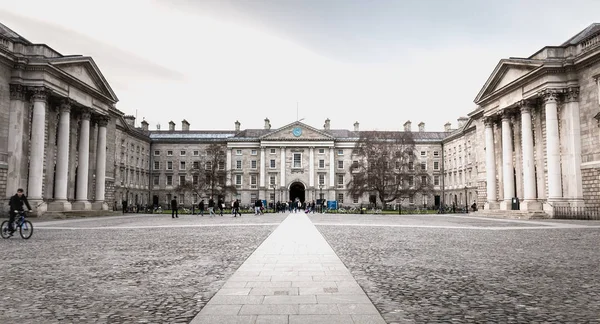 Personas caminando en el patio del Trinity College en Dublín, Ir — Foto de Stock