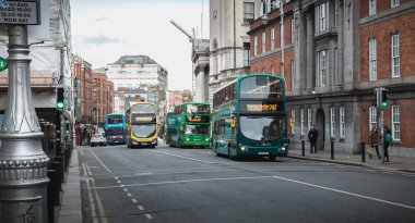 Dublin, İrlanda aşağı seyahat İrlandalı Tipik otobüs