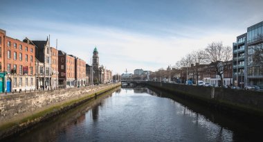  Dublin, İrlanda'da Liffey nehri kıyılarının görünümü