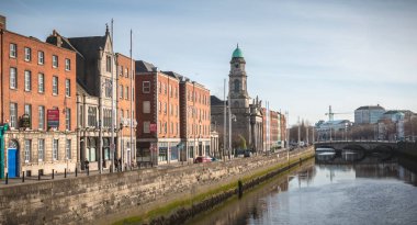  Dublin, İrlanda'da Liffey nehri kıyılarının görünümü