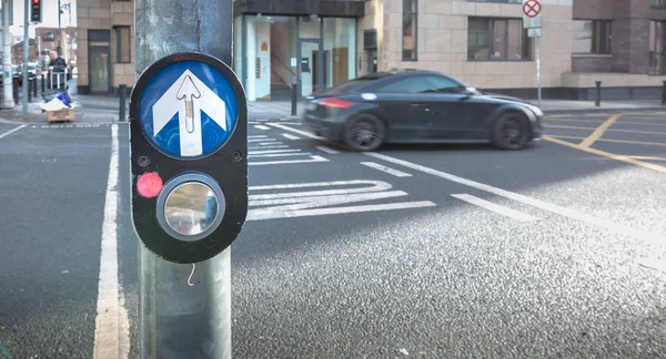 Botão para ativar a travessia de pedestres na estrada em Dublin — Fotografia de Stock