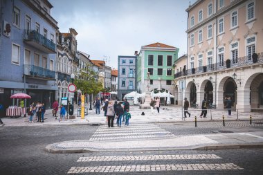 Aveiro bir alışveriş caddesinde yürüyen insanlar, Portekiz