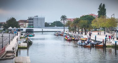 Turistler Portekiz'de aveiro ünlü Moliceiros üzerinde yürümek