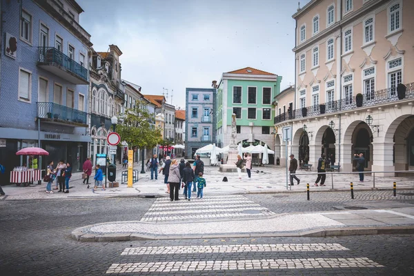 Aveiro bir alışveriş caddesinde yürüyen insanlar, Portekiz